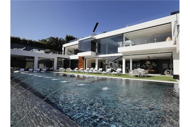 Pool-Bereich und Sonnenterrasse: Das Mega-Anwesen wechselte für 94 Millionen US-Dollar den Besitzer. Foto: Jae C. Hong/AP/dpa