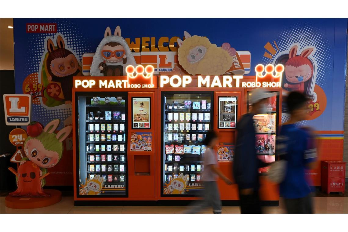 Labubu-Hype - schnell ausverkauft und das wohl mit Absicht Pop Mart verkauft Labubus und andere Spielzeuge in China auch aus Automaten.