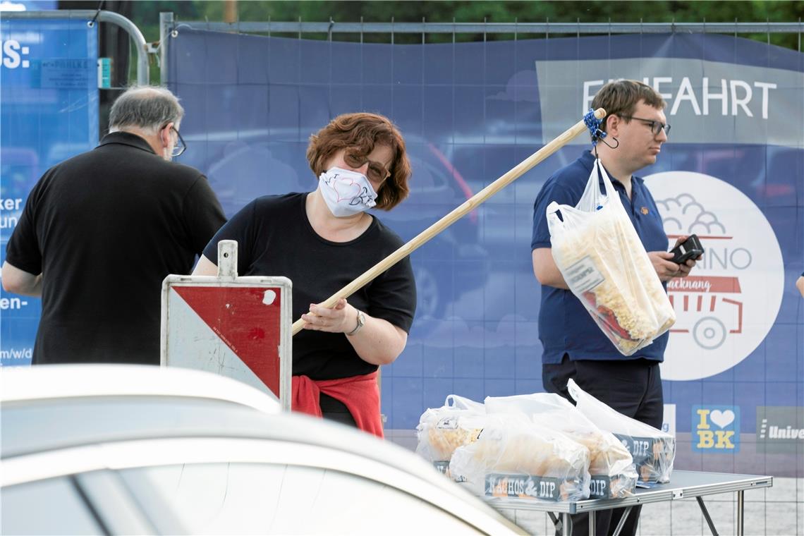 Viel Spaß beim Kino der etwas anderen Art Popcorn am Haken: Selbst Kinourgestein Annegret Eppler reduziert den Kontakt auf ein Mindestmaß.