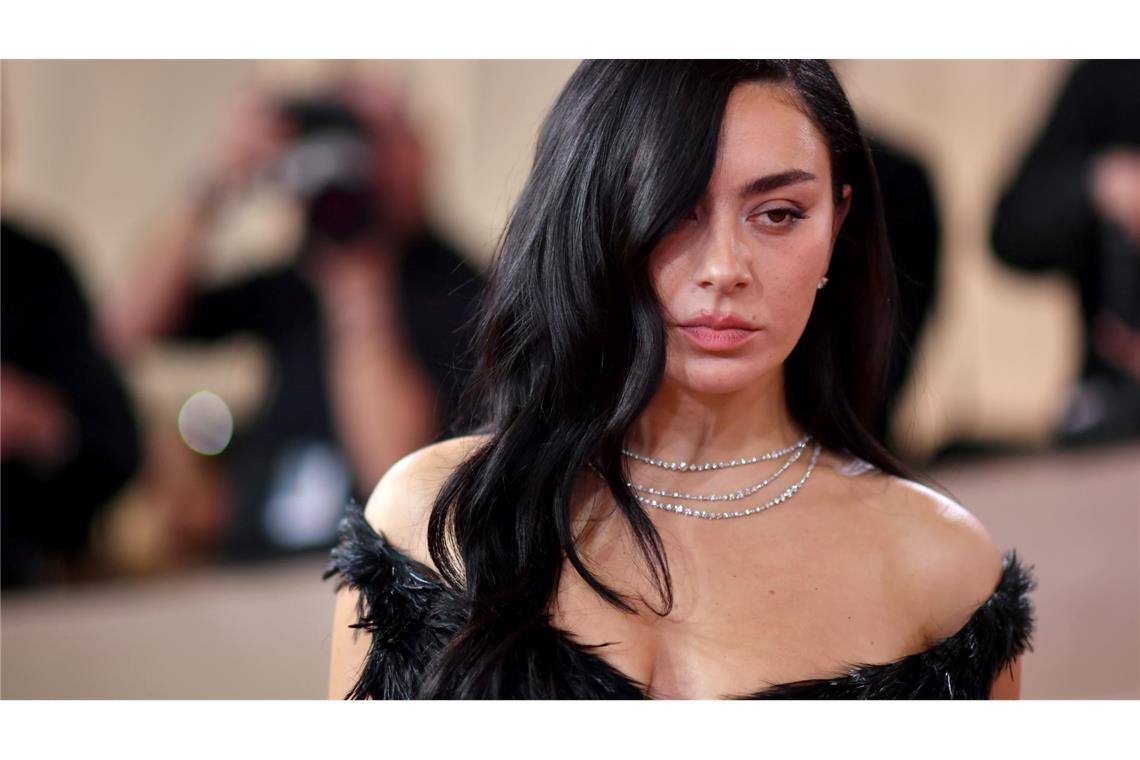 Popstar Charli xcx stellt die Satire "The Moment" in Berlin vor. (Archivbild)