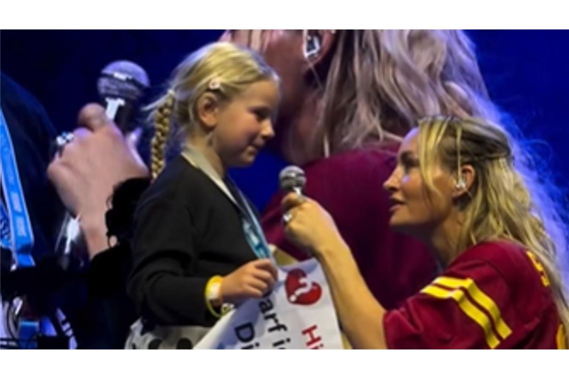 Popstar Sarah Connor begegnet ihrem Fan Lisa auf Augenhöhe.