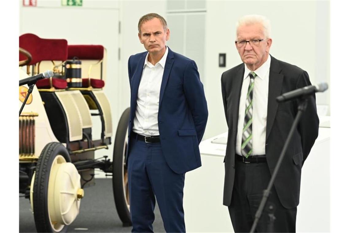 Porsche-Chef Oliver Blume (l) und Ministerpräsident Winfried Kretschmann in Weissach. Foto: Bernd Weißbrod/dpa