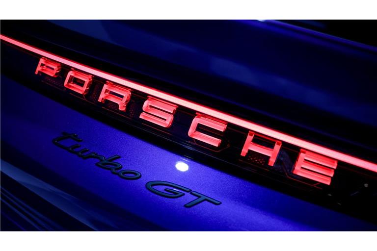 Porsche ist wegen der Erneuerung mehrerer Modelle deutlich schwächer ins neue Jahr gestartet.