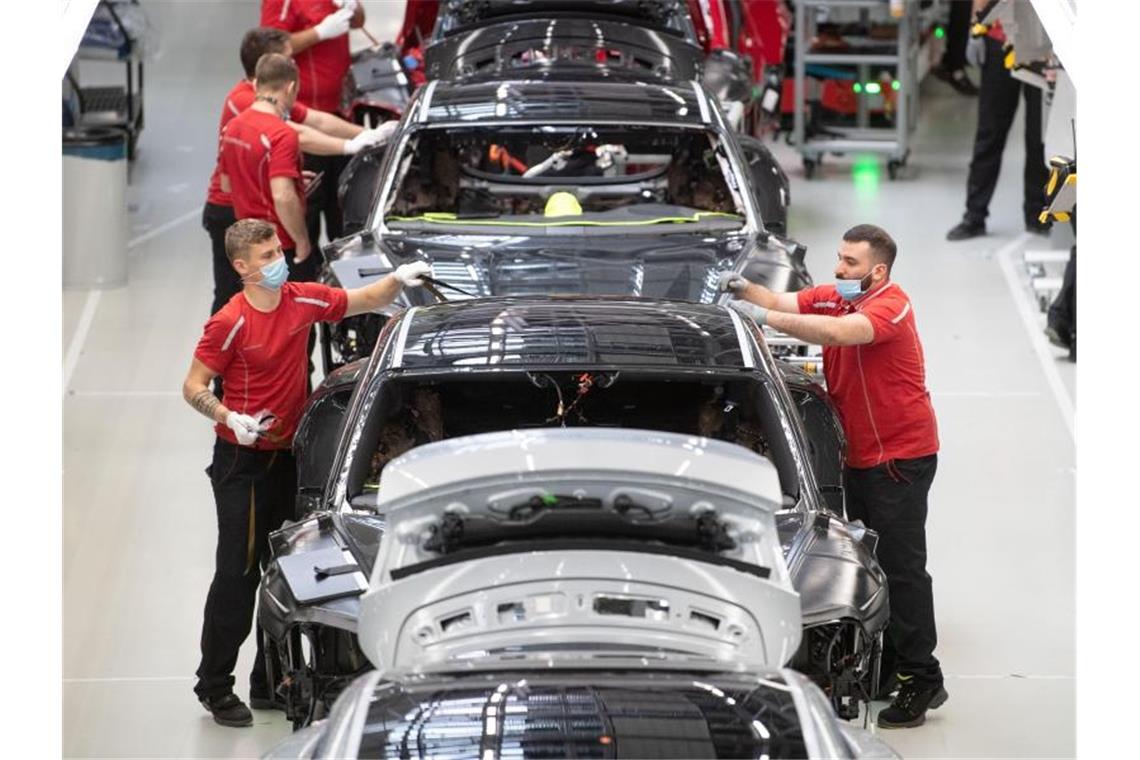 Bundesbank: Historischer BIP-Einbruch im zweiten Quartal Porsche-Mitarbeiter in der Produktion in Stuttgart. Foto: Marijan Murat/dpa