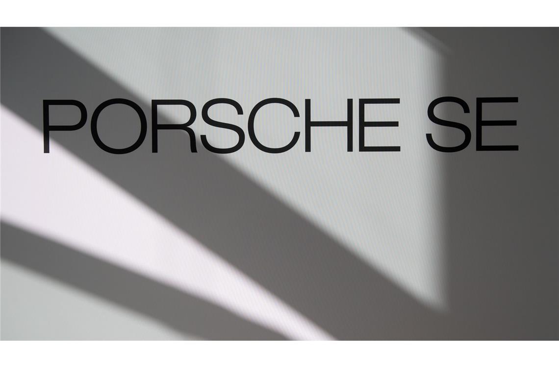 Porsche SE senkt wegen der schwierigen Lage bei den Kernbeteiligungen Volkswagen und Porsche AG ihr Jahresgewinnziel. (Symbolbild)