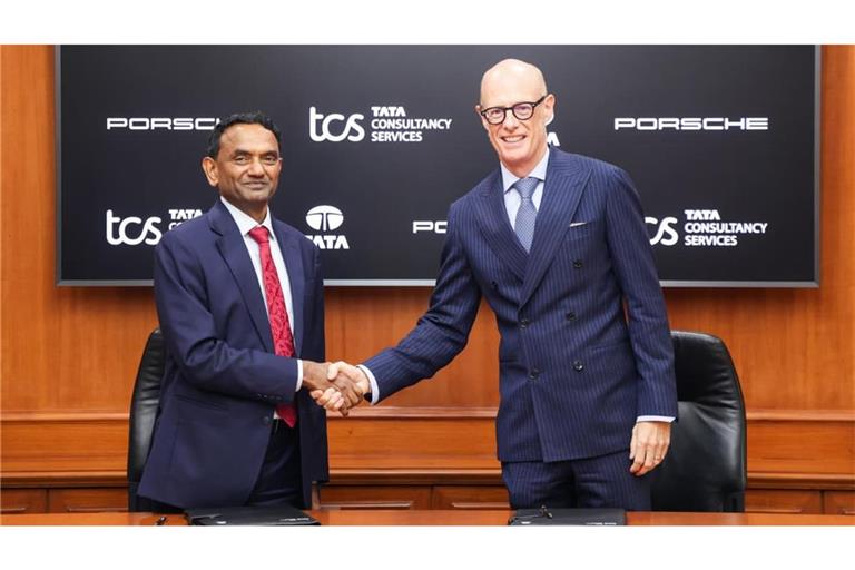 Porsche verkauft MHP an die Tata-Tochtergesellschaft Tata Consultancy Services (TCS). Porsche-Chef Michael Leiters (re.) und TCS-Chef K. Krithivasan (li.) besiegelten das Geschäft.