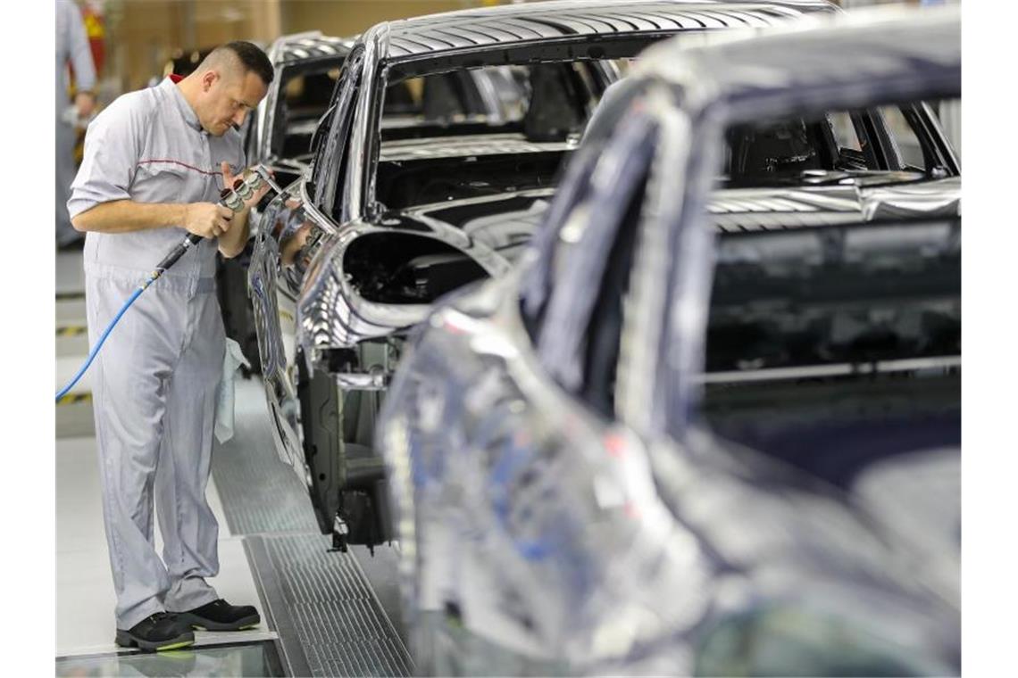 Porsche-Werk in Leipzig: Der scheidende Chef des Verbands der Automobilhersteller rechnet mit dem Verlust von 70.000 Jobs durch die Umstellung auf Elektroantriebe. Foto: Jan Woitas/zb/dpa/Symbolbild