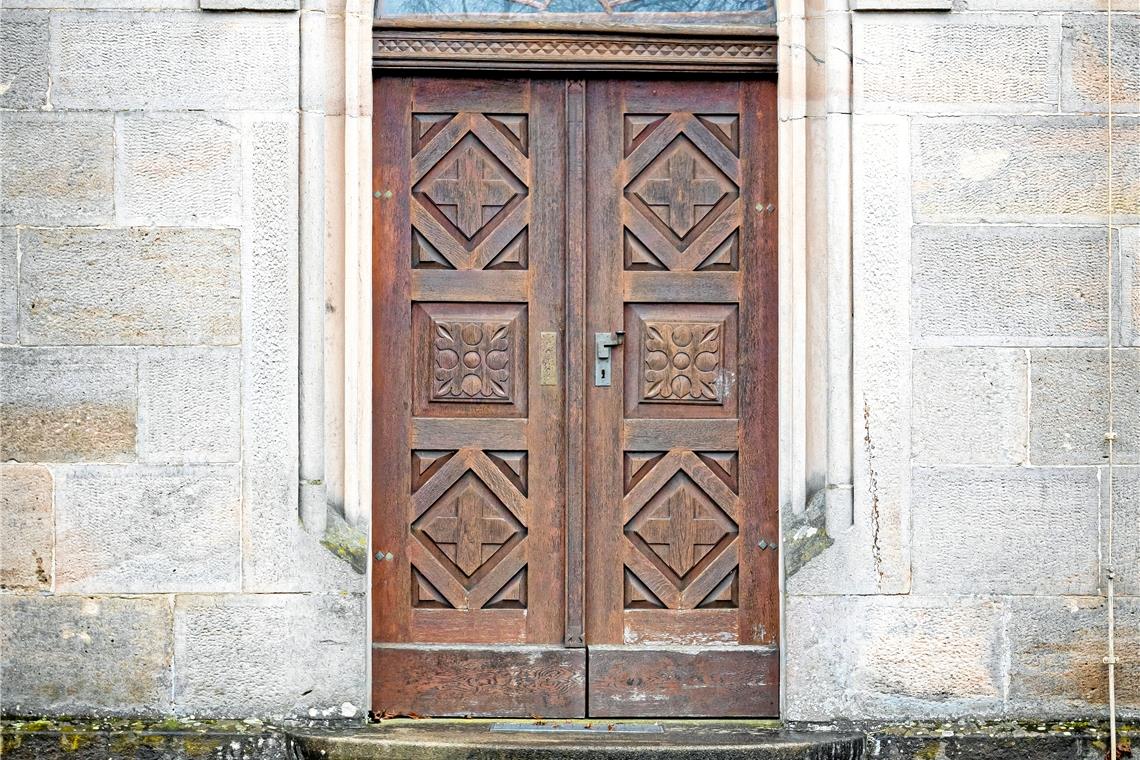 Portal auf der Nordseite der Kirche in Grab.