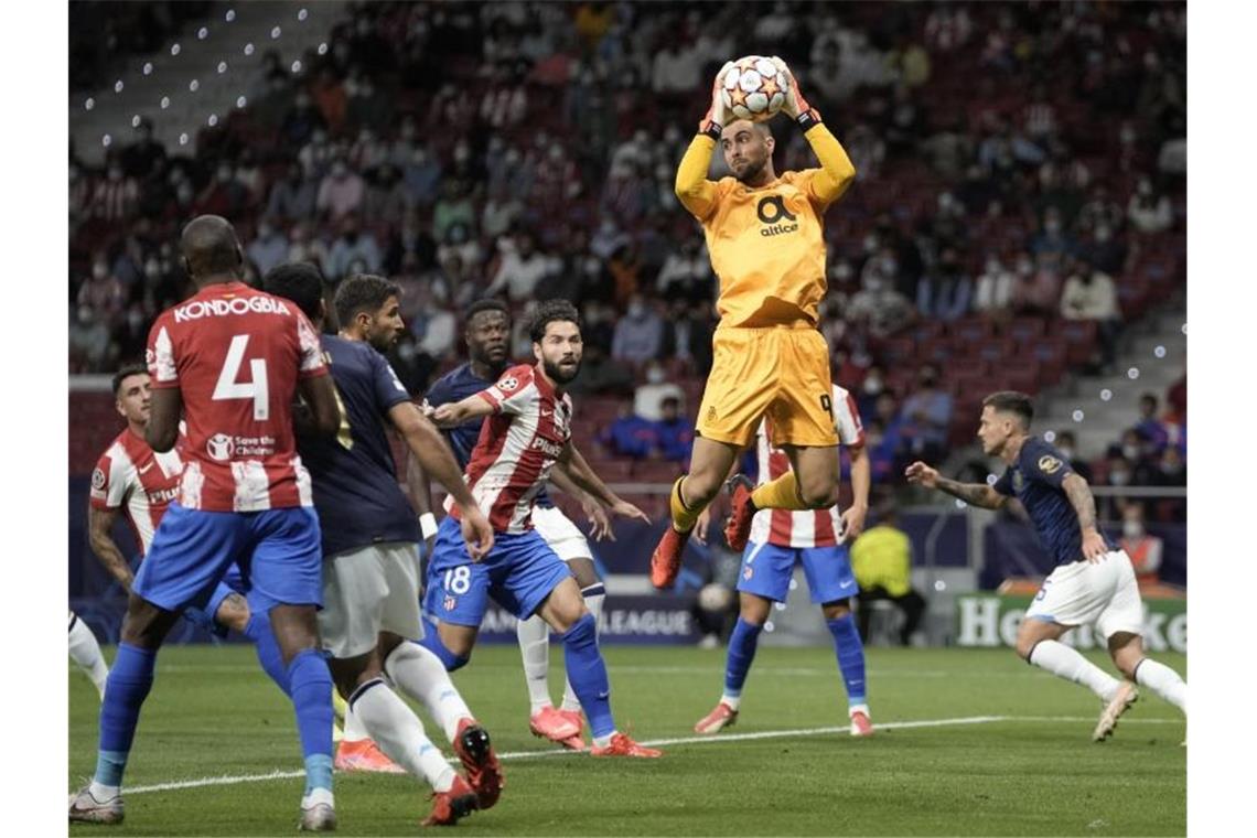 PSG-Stars verpatzen Auftakt - Haller mit Viererpack für Ajax Portos Torhüter Diogo Costa (M) fängt den Ball. Foto: Manu Fernandez/AP/dpa