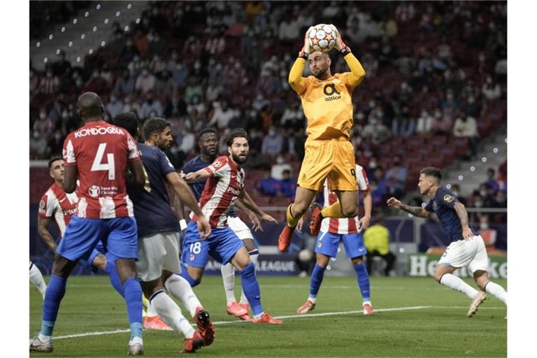 Portos Torhüter Diogo Costa (M) fängt den Ball. Foto: Manu Fernandez/AP/dpa
