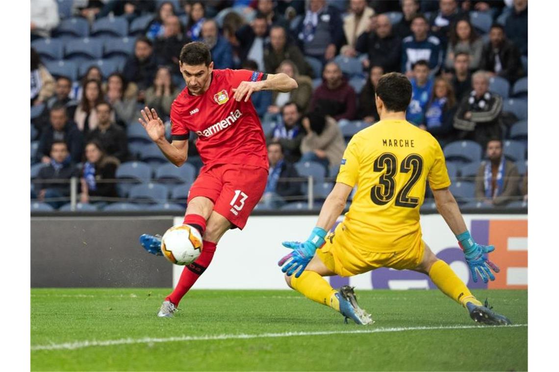 Portos Torwart Augustin Marchesin kann ein Tor von Leverkusens Lucas Alario (l) nicht verhindern. Foto: Federico Gambarini/dpa