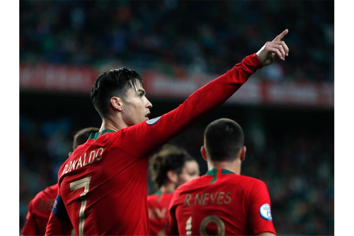 Frankreich, England, Türkei und Tschechien lösen EM-Ticket Portugals Cristiano Ronaldo feiert sein Tor zum 1:0 gegen Litauen. Foto: Armando Franca/AP/dpa
