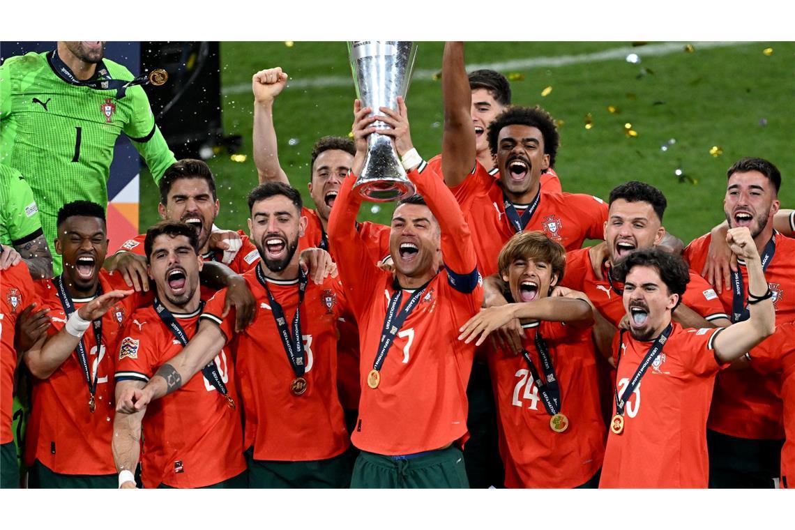 Bilder des Tages Portugals Cristiano Ronaldo jubelt mit seiner Mannschaft und der Trophäe über den Sieg der Nations League.