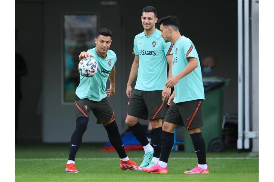 Portugals Cristiano Ronaldo (l) sieht in Mbappé seinen legitimen Nachfolger. Foto: Robert Michael/dpa-Zentralbild/dpa