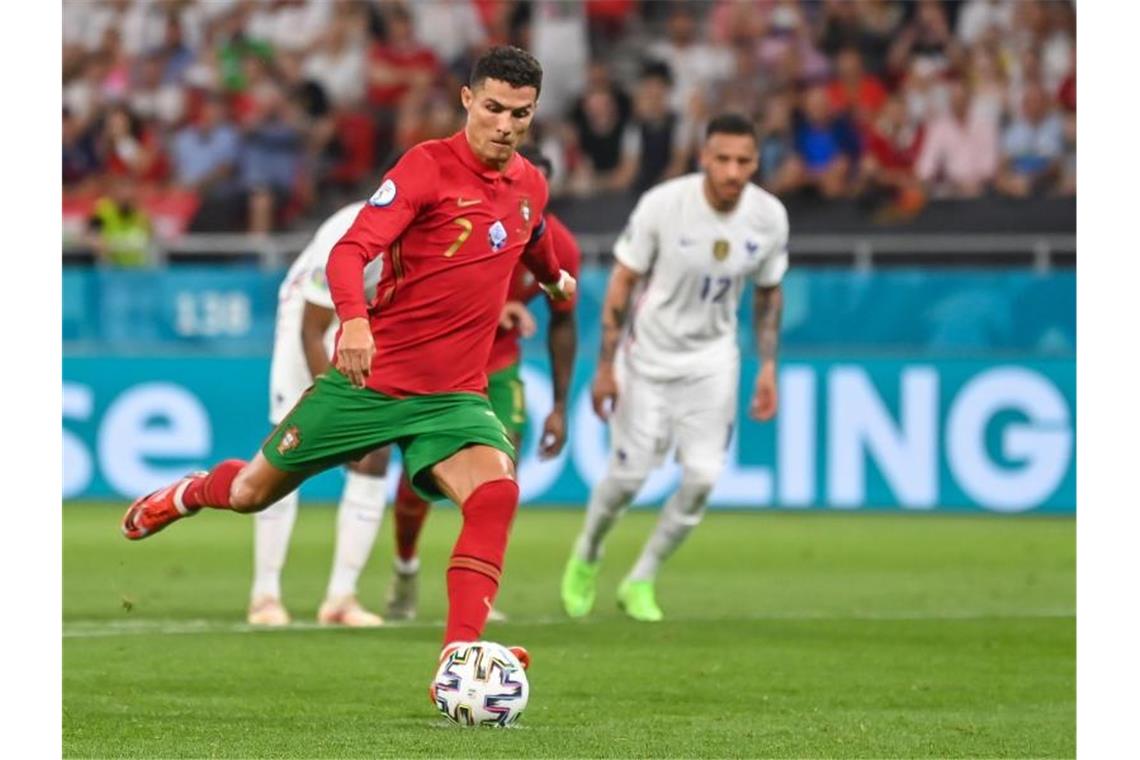 Elfer-Festival und Rekorde: Portugal 2:2 gegen Frankreich Portugals Cristiano Ronaldo verwandelt gegen Frankreich zwei Elfmeter. Foto: Robert Michael/dpa-Zentralbild/dpa
