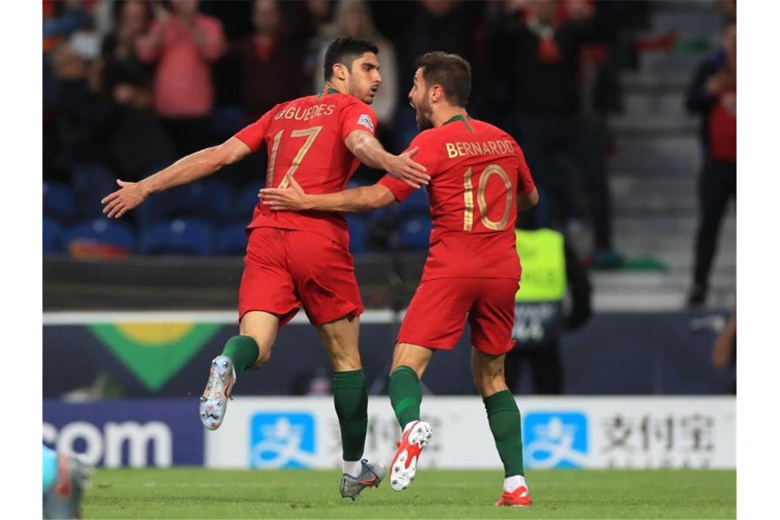 Portugal gewinnt die erste Ausgabe der Nations League Portugals Goncalo Guedes (l) feiert mit Bernardo Silva sein Tor zum 1:0. Foto: Mike Egerton/PA Wire