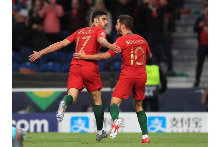 Portugals Goncalo Guedes (l) feiert mit Bernardo Silva sein Tor zum 1:0. Foto: Mike Egerton/PA Wire