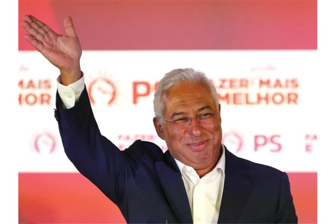 Portugals linker Ministerpräsident António Costa jubelt nach seinem Wahlsieg. Foto: Armando Franca/AP/dpa