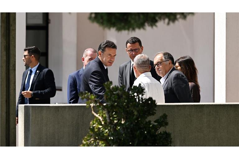 Portugals Ministerpräsident Luis Montenegro erweist Diogo Jota und seinem Bruder die Ehre.