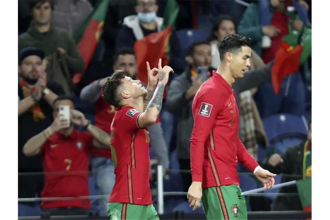 WM-K.o. für Italien - auch Kuntz in Katar nicht dabei Portugals Otavio (l) jubelt neben seinem Teamkollegen Cristiano Ronaldo über sein Tor zum 1:0. Foto: Luis Vieira/AP/dpa