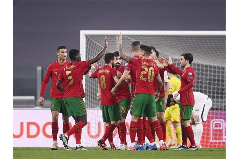 Portugals Spieler feiern nach einem Eigentor von Aserbaidschan. Foto: Fabio Ferrari/Lapresse/AP/dpa