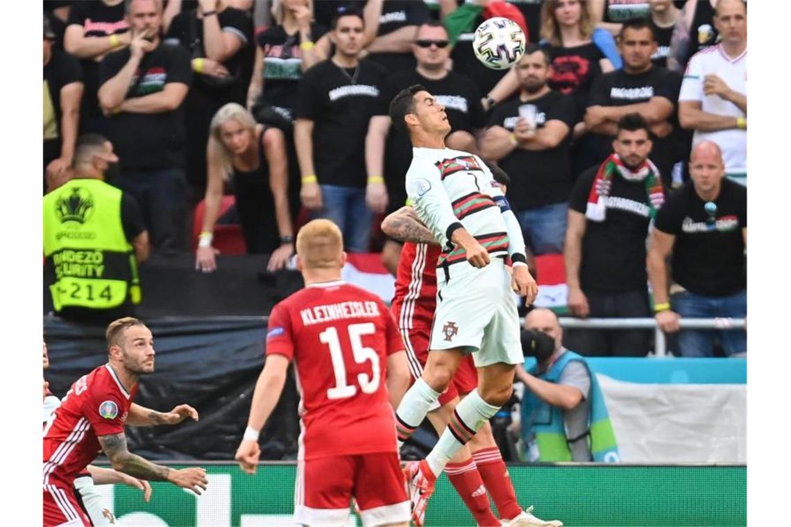 Portugals Superstar Cristiano Ronaldo (r) steigt am höchsten zum Kopfball. Foto: Robert Michael/dpa-Zentralbild/dpa