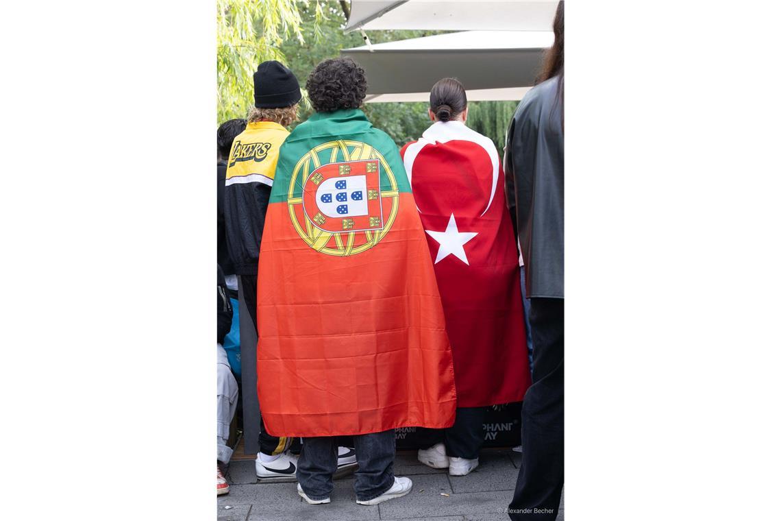 Schauen die Backnanger Fußball trotz Straßenfest? Portugiesische und türkische Fans verfolgen das Spiel teils gemeinsam. Foto: Alexander Becher