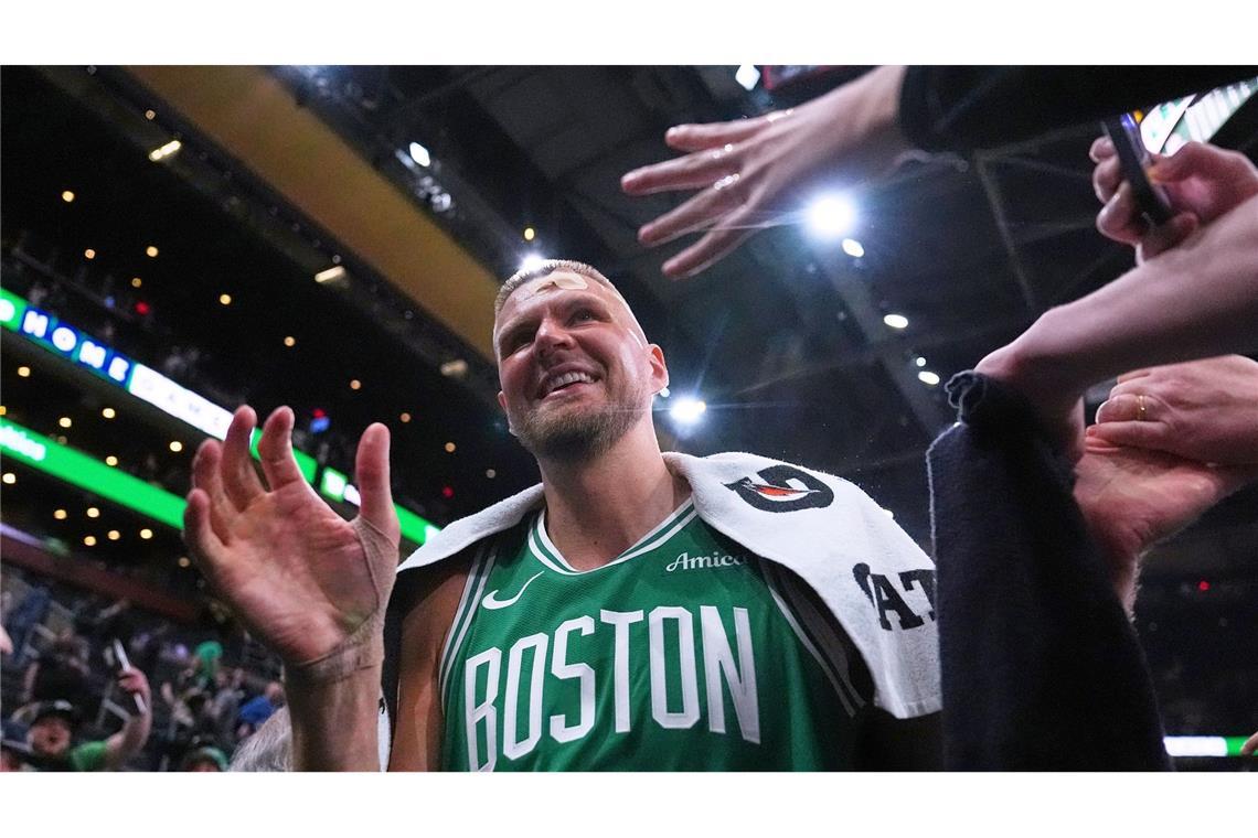 NBA-Playoffs: Wagners Magic verlieren erneut in Boston Porzingis erlitt eine Platzwunde und musste genäht werden - kam aber zurück ins Spiel.