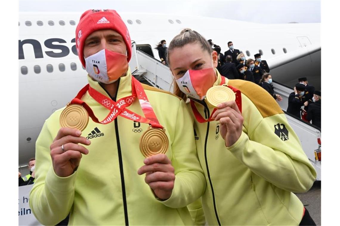 Mit Medaillenposen: Weitere Sportler zurück aus Peking Posen mit Medaillen: Thorsten Margis und Laura Nolte, beide holten im Bob Gold. Foto: Arne Dedert/dpa