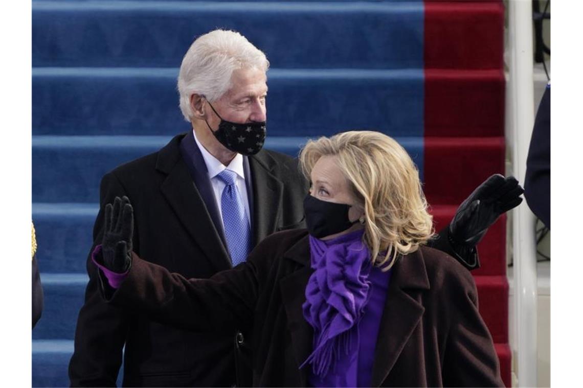 Ex-US-Außenministerin Clinton positiv auf Corona getestet Positiver Corona-Test und Symptome einer milden Erkältung: Hillary Clinton (hier mit Ehemann Bill im Januar 2021). Foto: Patrick Semansky/AP Pool/dpa