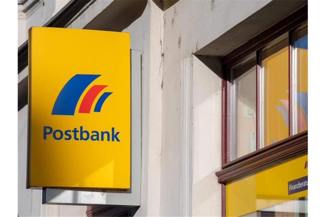 Postbank bessert Tarifangebot nach. Gewerschaft Verdi will das Angebot prüfen. Foto: Monika Skolimowska/dpa-Zentralbild/dpa