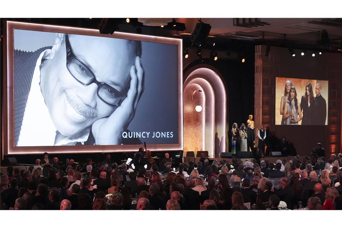 Angelina Jolie hat ihren Sohn dabei – und er sieht aus wie Brad Pitt Posthum wurde der legendäre Musikproduzent Quincy Jones geehrt – er war vor zwei Wochen mit 91 Jahren gestorben.