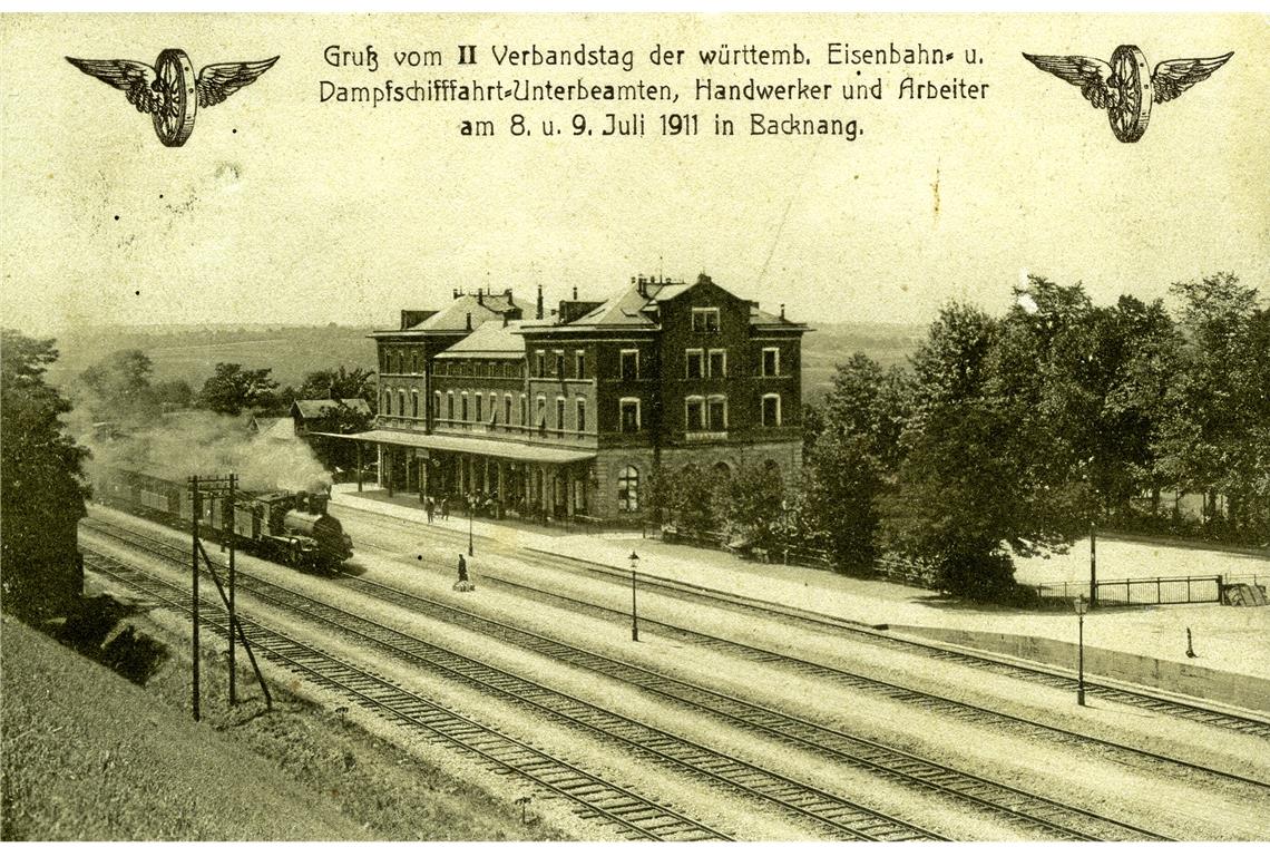 Postkarte mit dem Bahnhof und einer Dampflok von 1911, die zum Verbandstag entstanden ist.