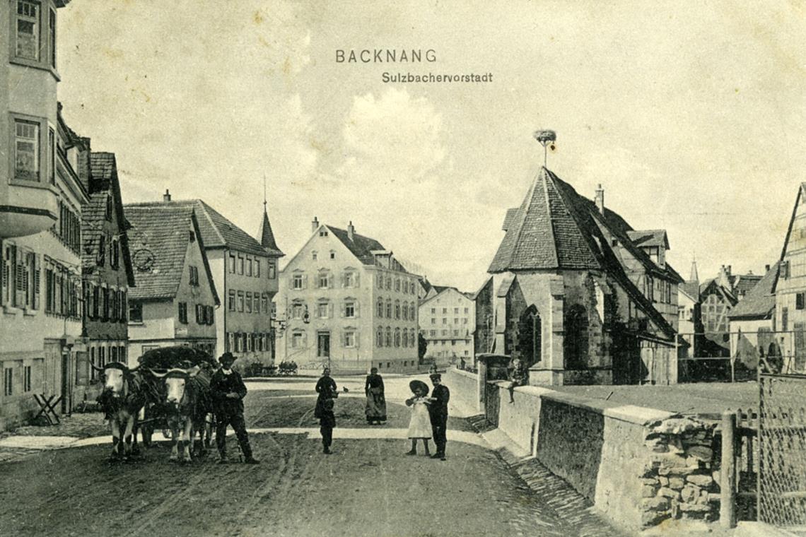 Aus dem Kirchenschiff wird ein Wohnhaus Postkarte mit dem Totenkirchle, der Friedhofsmauer und dem Storchennest um 1915. Repros: P. Wolf