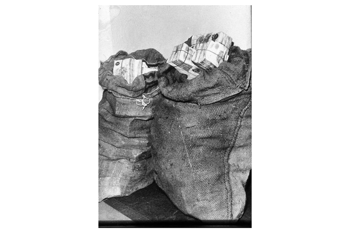 Die Gentleman bitten zur Kasse - die spektakulärsten Diebstähle Postsäcke der Post Office Mail, die bei dem Überfall auf den Zug von Glasgow nach London geraubt wurden, sind von der Polizei sichergestellt worden.
