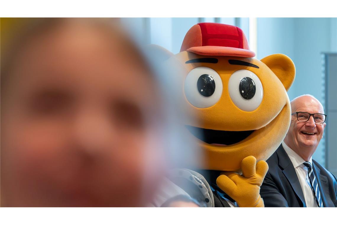 Potsdam: Maskottchen „Flimmy“ und Woidke schauen Kindern beim Ideen-Wettbewerb über die Schulter