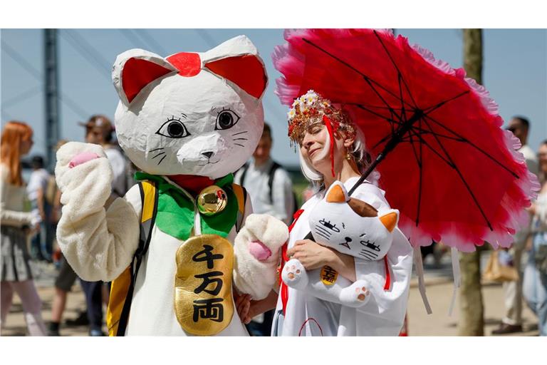 Prachtvoll verkleidet haben sich Andrea und Marta zum Japantag in Düsseldorf.