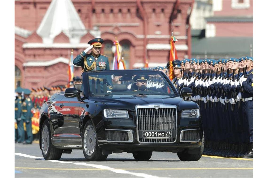 Prade zum 75. Jahrestag des Sieges der Sowjetunion über Hitler-Deutschland in Moskau. Foto: Alexander Zemlianichenko/AP/dpa