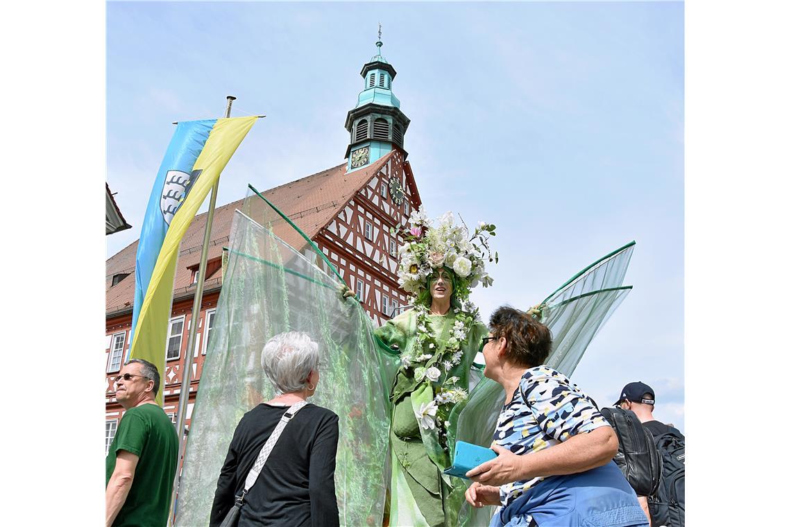 Prächtig geschmückte Stelzenläuferinnen erfreuen die Gäste. Tulpenfrühling in Ba...