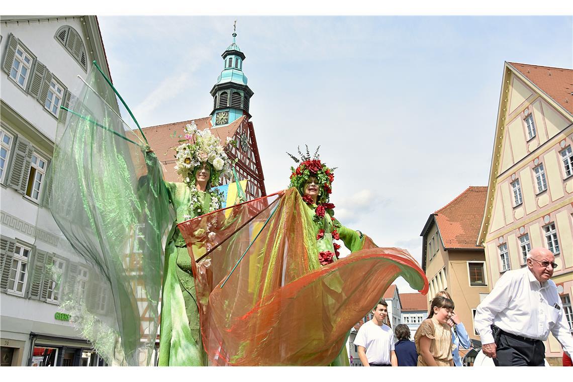 Prächtig geschmückte Stelzenläuferinnen erfreuen die Gäste. Tulpenfrühling in Ba...