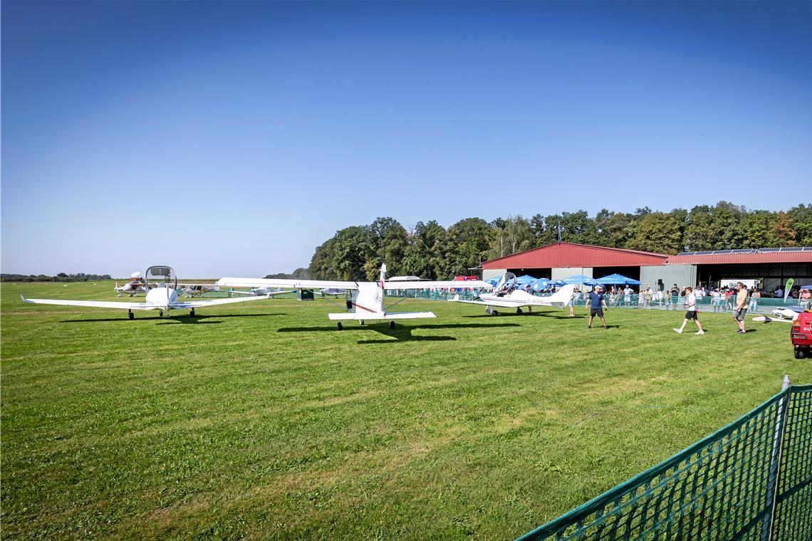 Ein Wochenende zum Abheben in Völkleshofen Prächtiges Wetter zum Fliegen und zum Feiern. Auf dem Gelände des Flugplatzes Völkleshofen war allerhand Betrieb, auf dem Flugfeld und in den Hangars. Fotos: Alexander Becher