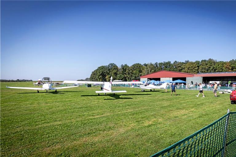 Prächtiges Wetter zum Fliegen und zum Feiern. Auf dem Gelände des Flugplatzes Völkleshofen war allerhand Betrieb, auf dem Flugfeld und in den Hangars. Fotos: Alexander Becher