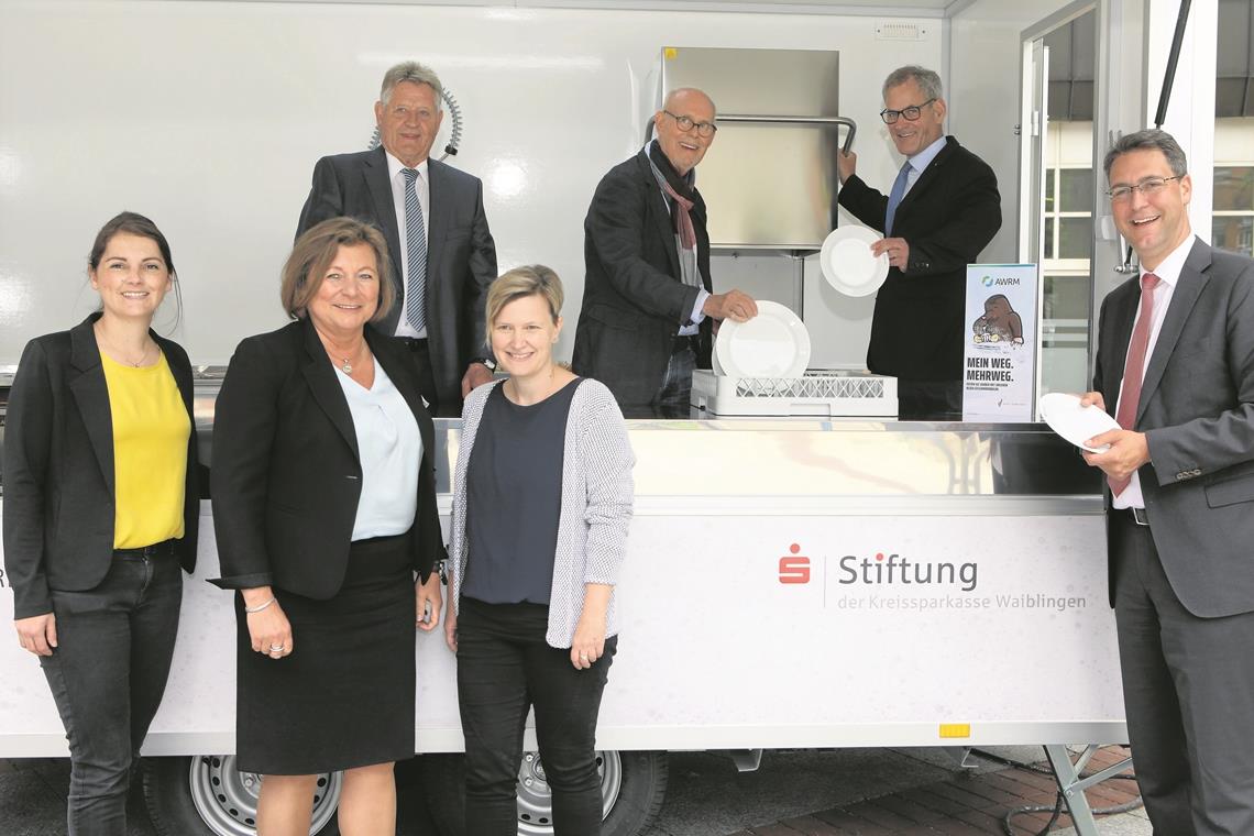 Sauber feiern, Plastik vermeiden Präsentation eines der beiden Geschirrmobile (hinten von links): Erhard Häußermann und Karl-Otto Völker (Vorstandsmitglieder Stiftung Kreissparkasse Waiblingen) sowie der Geschäftsführer der Stiftung Timo John. Vorne: Anika Fritz (Vorstandsmitglied AWRM), Ines Dietze (Vorstandsmitglied Stiftung Kreissparkasse Waiblingen), Stefanie Baudy (Ansprechpartnerin Geschirrmobil AWRM) und Landrat Richard Sigel. Foto: A. Palmizi