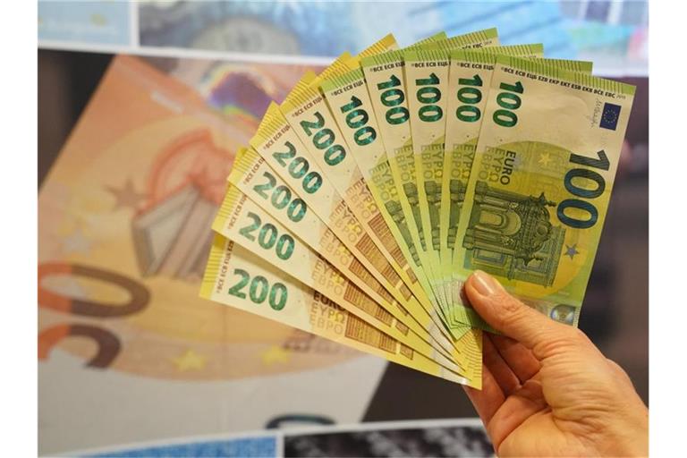 Präsentation neuer 100- und 200-Euro-Banknoten. Die Geldscheine der zweiten Generation sollen schwerer zu fälschen sein. Foto: Peter Endig
