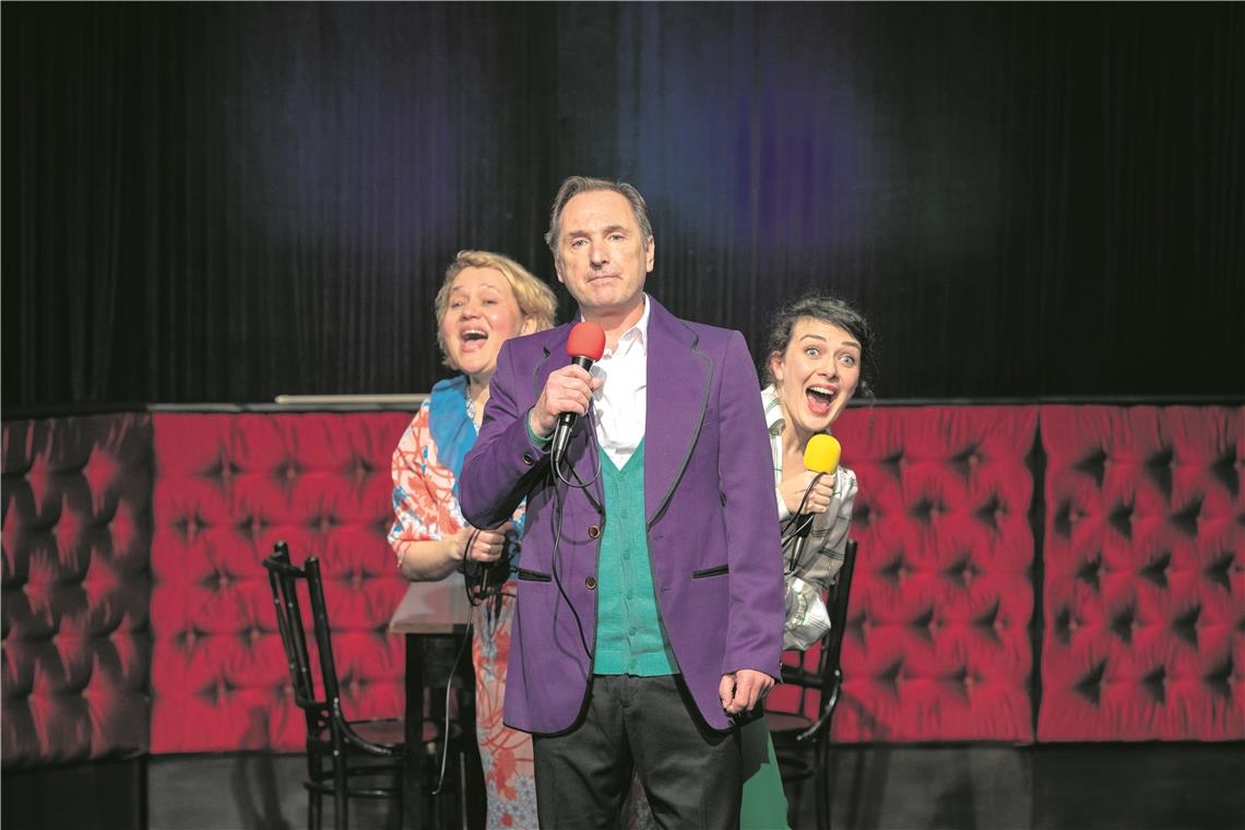 Wunderbares aus der Wunderbar Präsentieren einen wunderbaren Schlagerabend über Frauenbilder und Männerrollen: Leslie Roehm, Georg Lorenz und Sarah Finkel. Foto: A. Becher