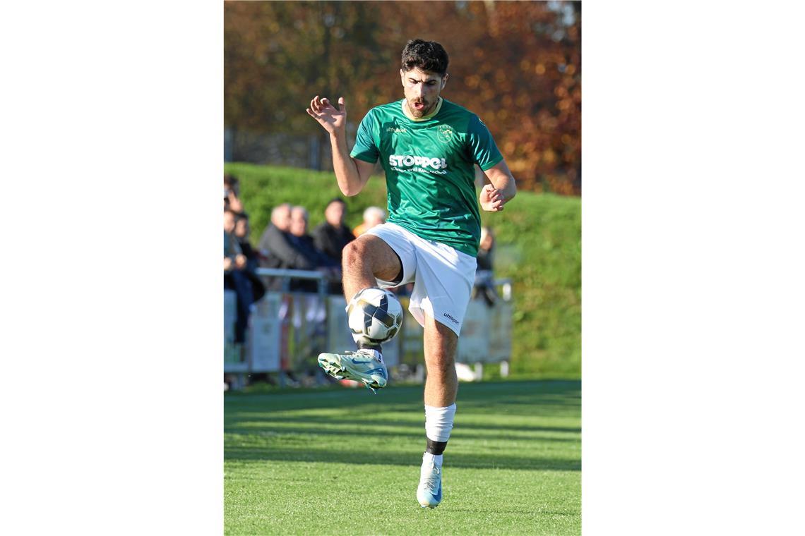 Fußball-Bezirksliga: Der Herbstmeister fordert den Topfavoriten Präsentieren sich bislang glänzend: Louis Piscopo und Spitzenreiter SGOS. Foto: Alexander Becher