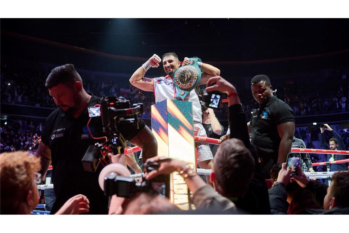 Präsentiert seinen Interimsgürtel: Boxprofi Agit Kabayel.