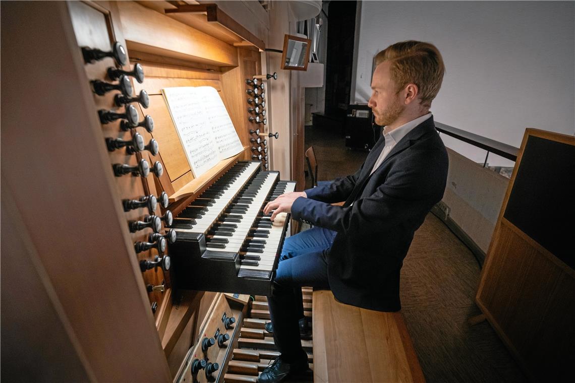Präsentierte am letzten Tag des Jahres Werke von Bach, Mozart und Widor: Der Stuttgarter Organist Lucas Bastian. Foto: A. Becher
