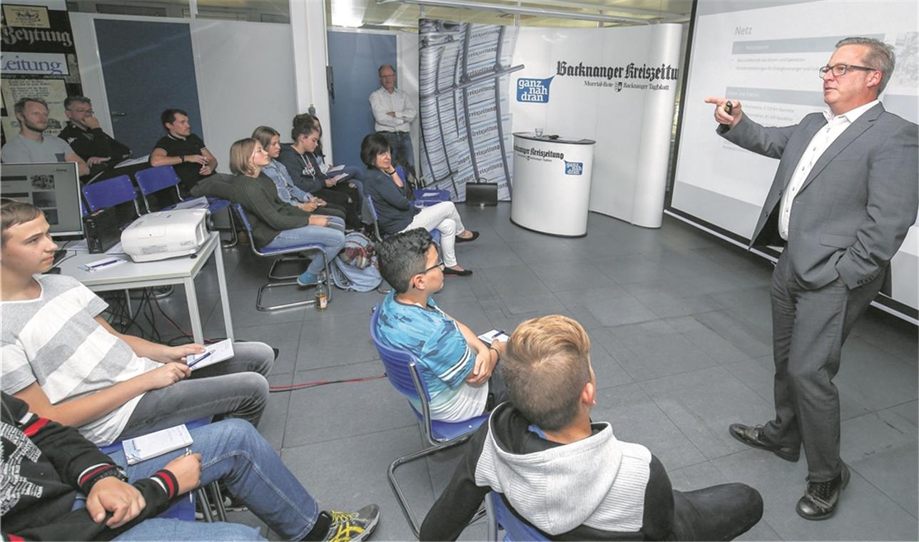 Im E-Auto über den Schulhof Präsentierte Schülern und Lehrern beim Vorbereitungsseminar das Süwag-Angebot: Michael Meyle, Standortleiter der Syna GmbH. Foto: A. Becher
