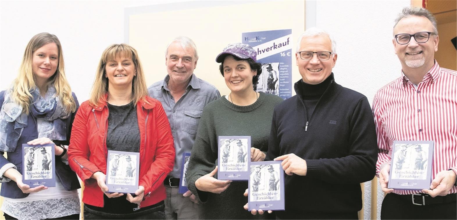 Präsentierten das neue Heimatbuch „Geschichten-Erzähler“ im Rahmen des Landfrauencafés in der Festhalle Althütte (von links): Sindy Horn, Petra Schweitzer, Rolf Rau, Daniela Hertler, Markus Frank und Bürgermeister Reinhold Sczuka. Foto: J. Fiedler